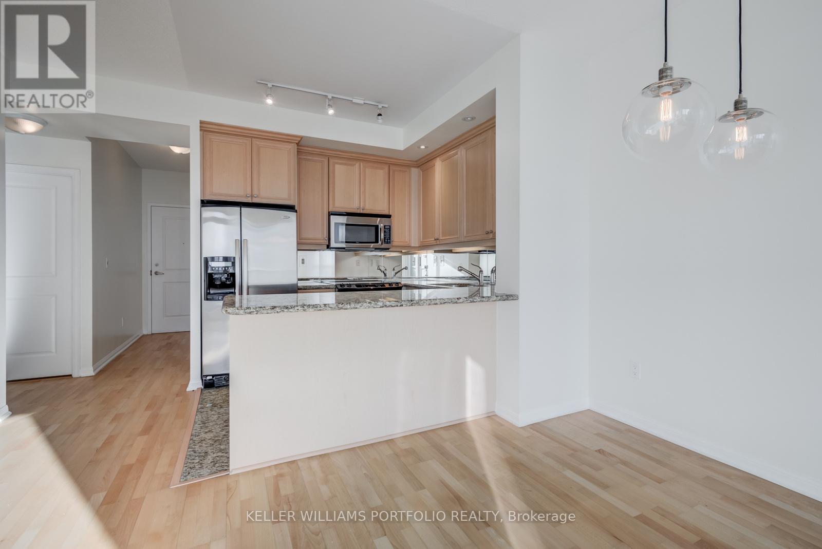 727 - 628 Fleet Street Property Photo 7