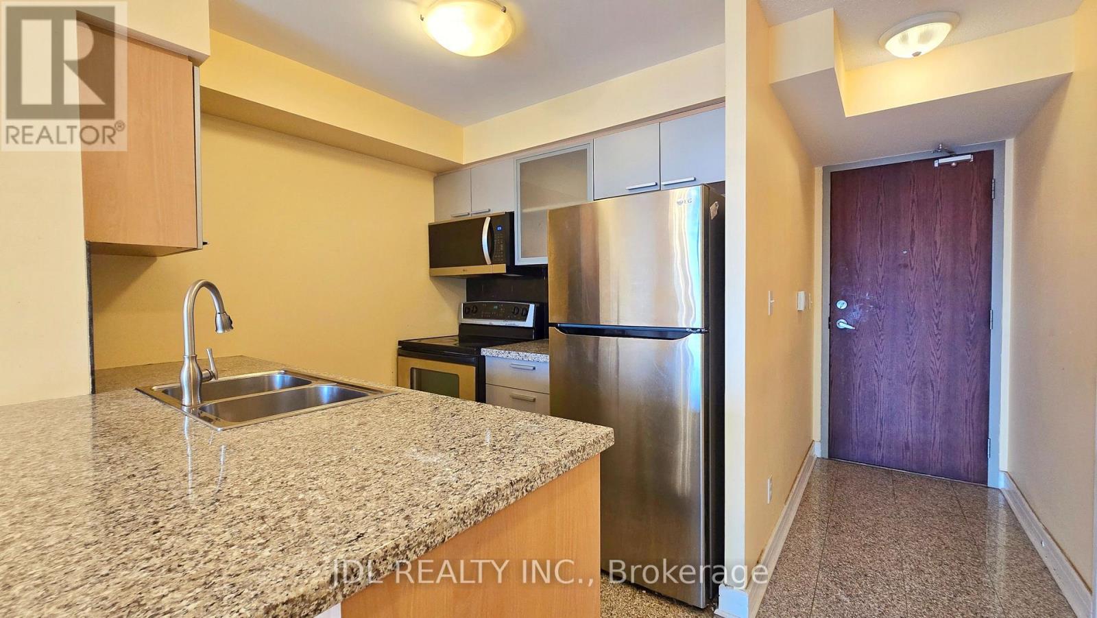 1009 - 16 Harrison Garden Boulevard Property Photo 2