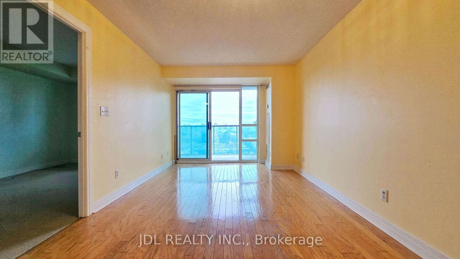 1009 - 16 Harrison Garden Boulevard Property Photo 4