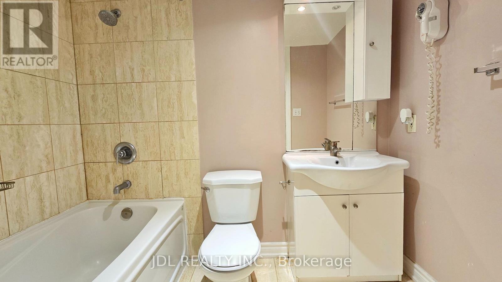 1009 - 16 Harrison Garden Boulevard Property Photo 7