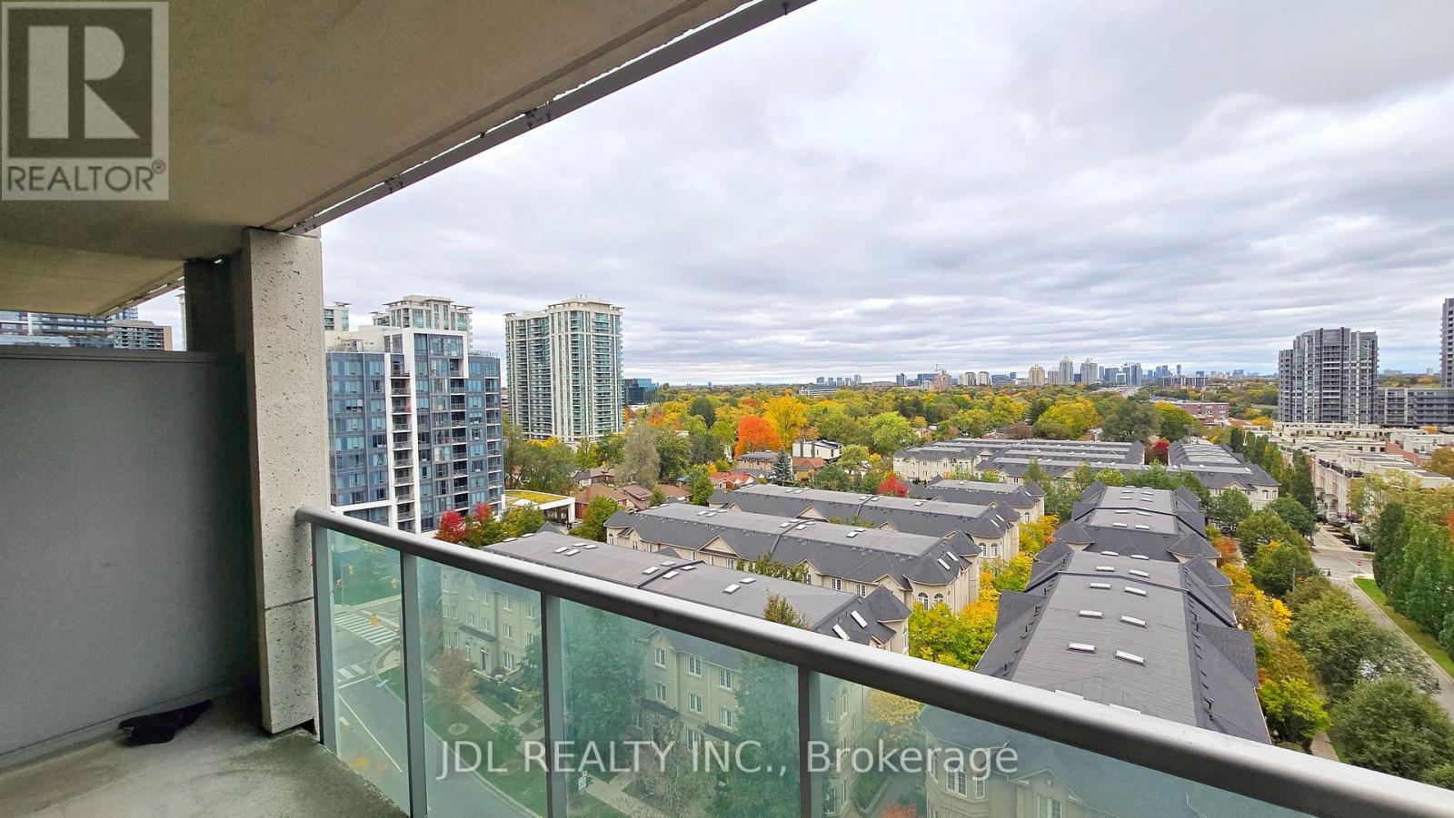 1009 - 16 Harrison Garden Boulevard Property Photo 8