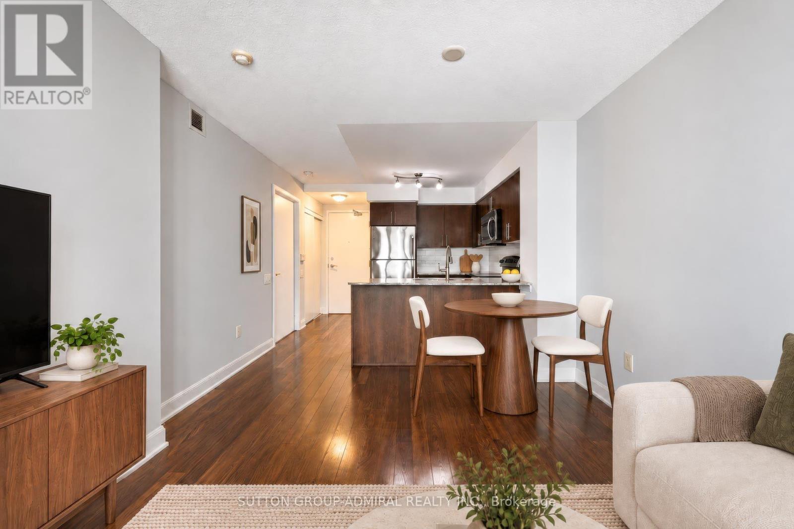 3210 - 2191 Yonge Street Property Photo 4