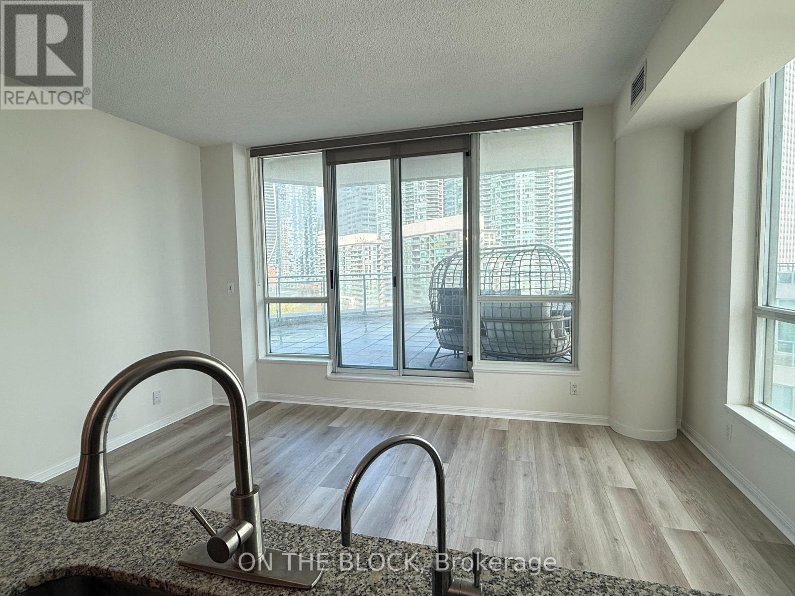1515 - 230 Queens Quay W Property Photo 6
