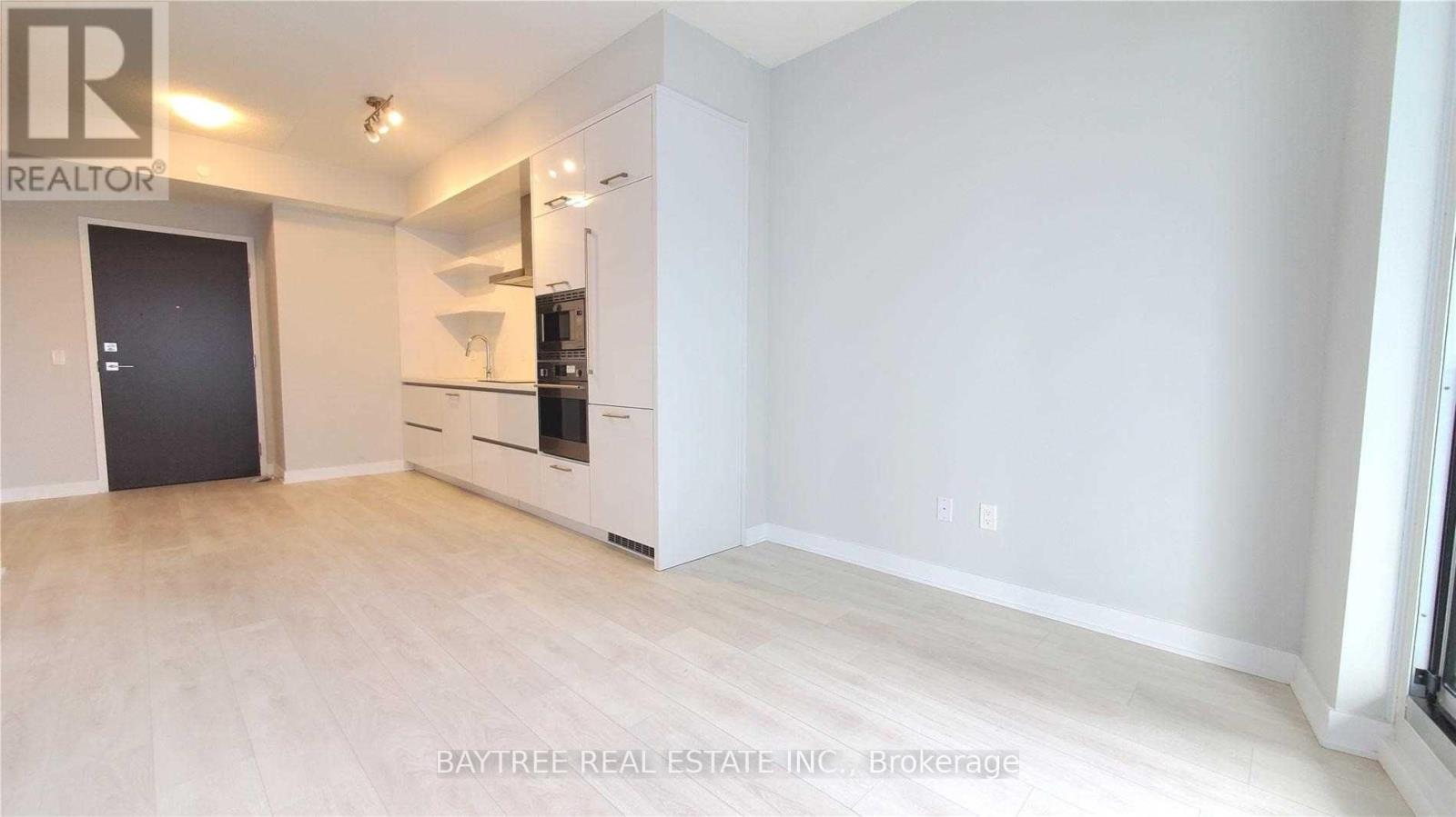 2004 - 2221 Yonge Street Property Photo 3