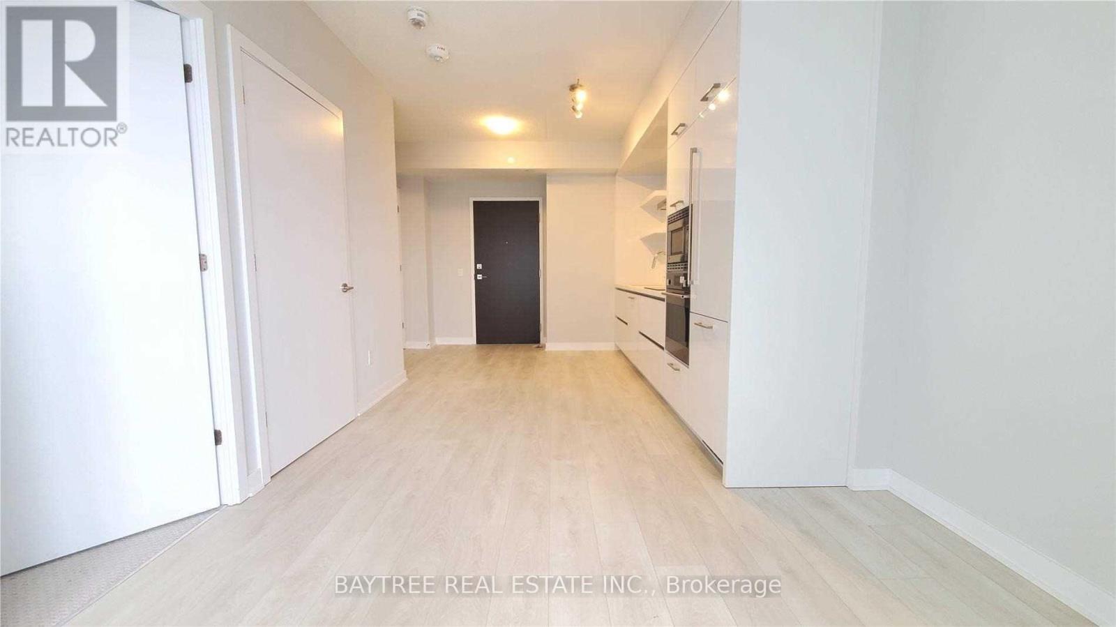 2004 - 2221 Yonge Street Property Photo 4