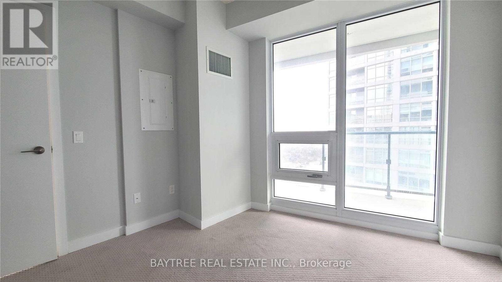 2004 - 2221 Yonge Street Property Photo 7