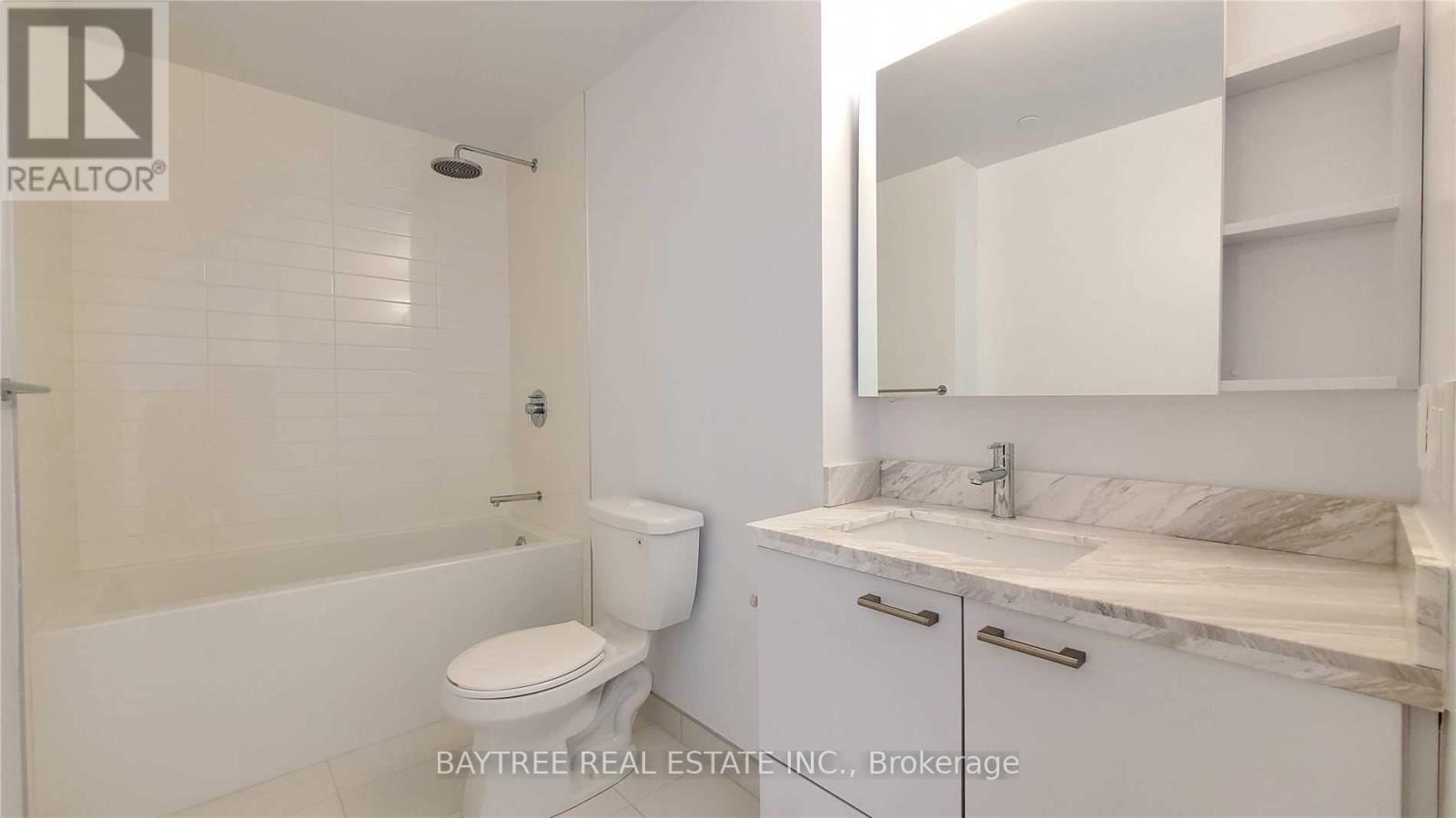 2004 - 2221 Yonge Street Property Photo 9