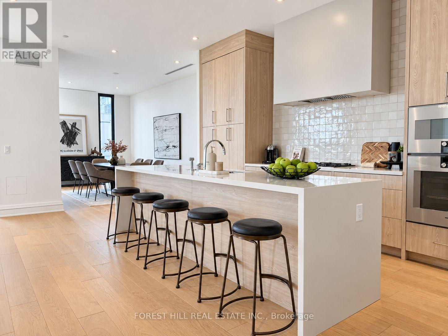 6a - 2010 Bathurst Street Property Photo 13