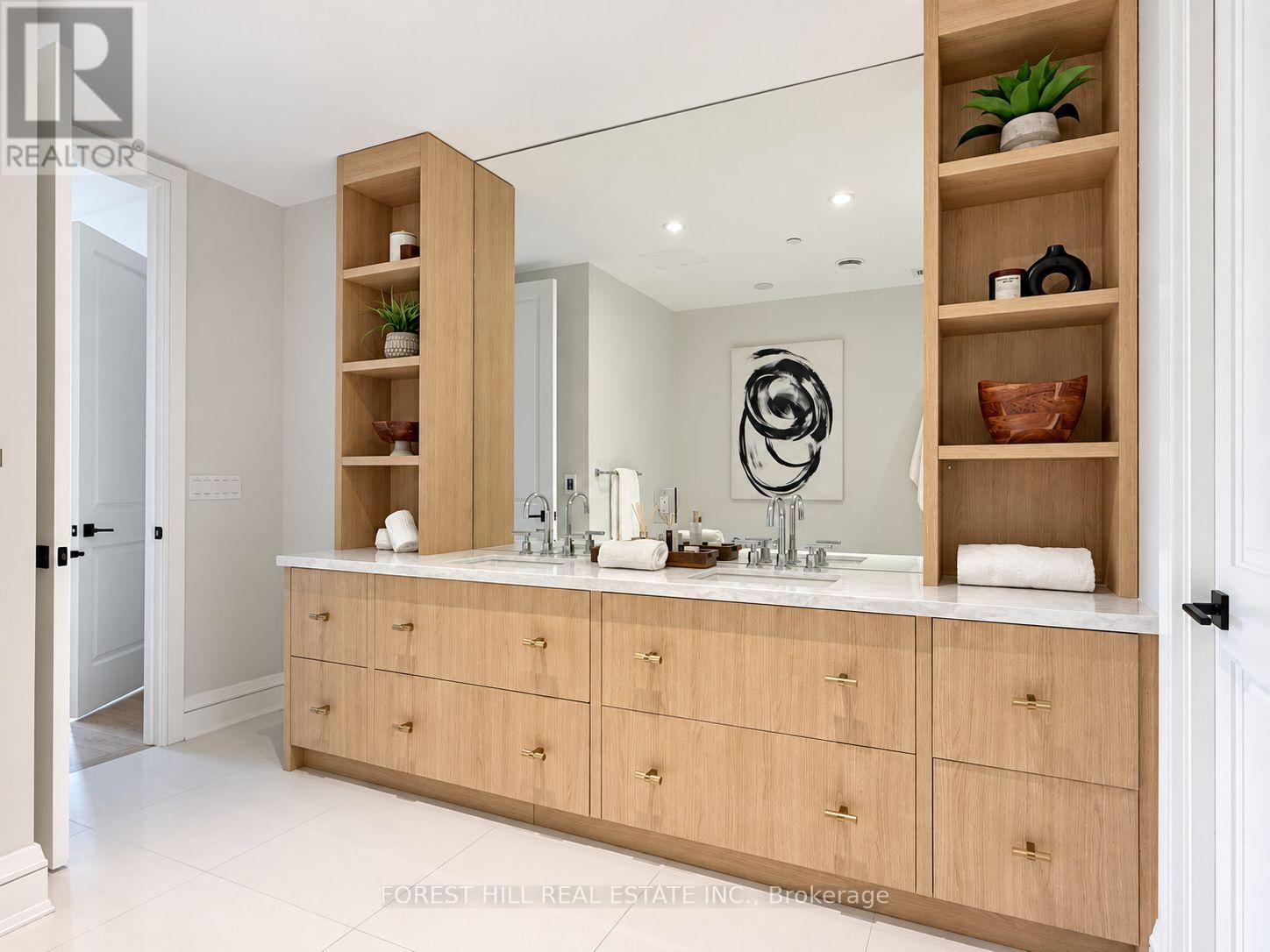 6a - 2010 Bathurst Street Property Photo 17