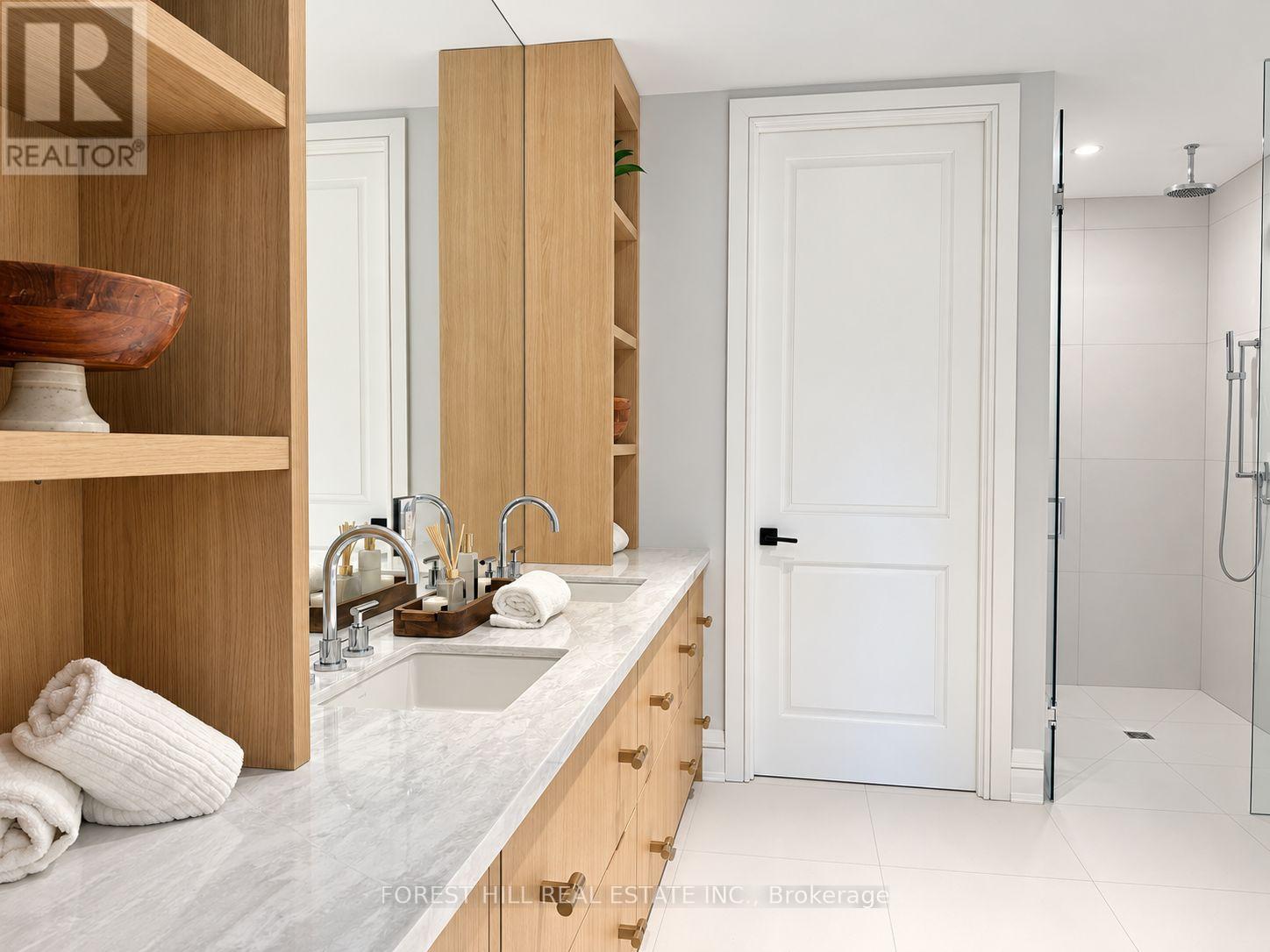 6a - 2010 Bathurst Street Property Photo 18
