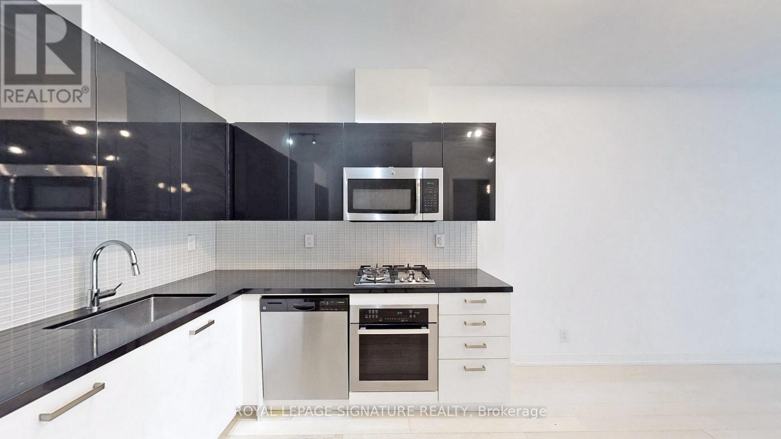 203 - 39 Brant Street Property Photo 2