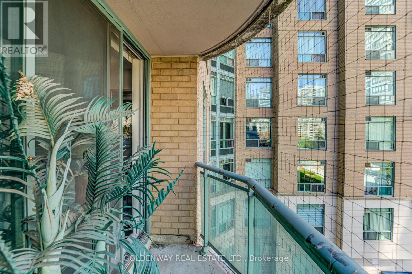 402 - 18 Pemberton Avenue Property Photo 17