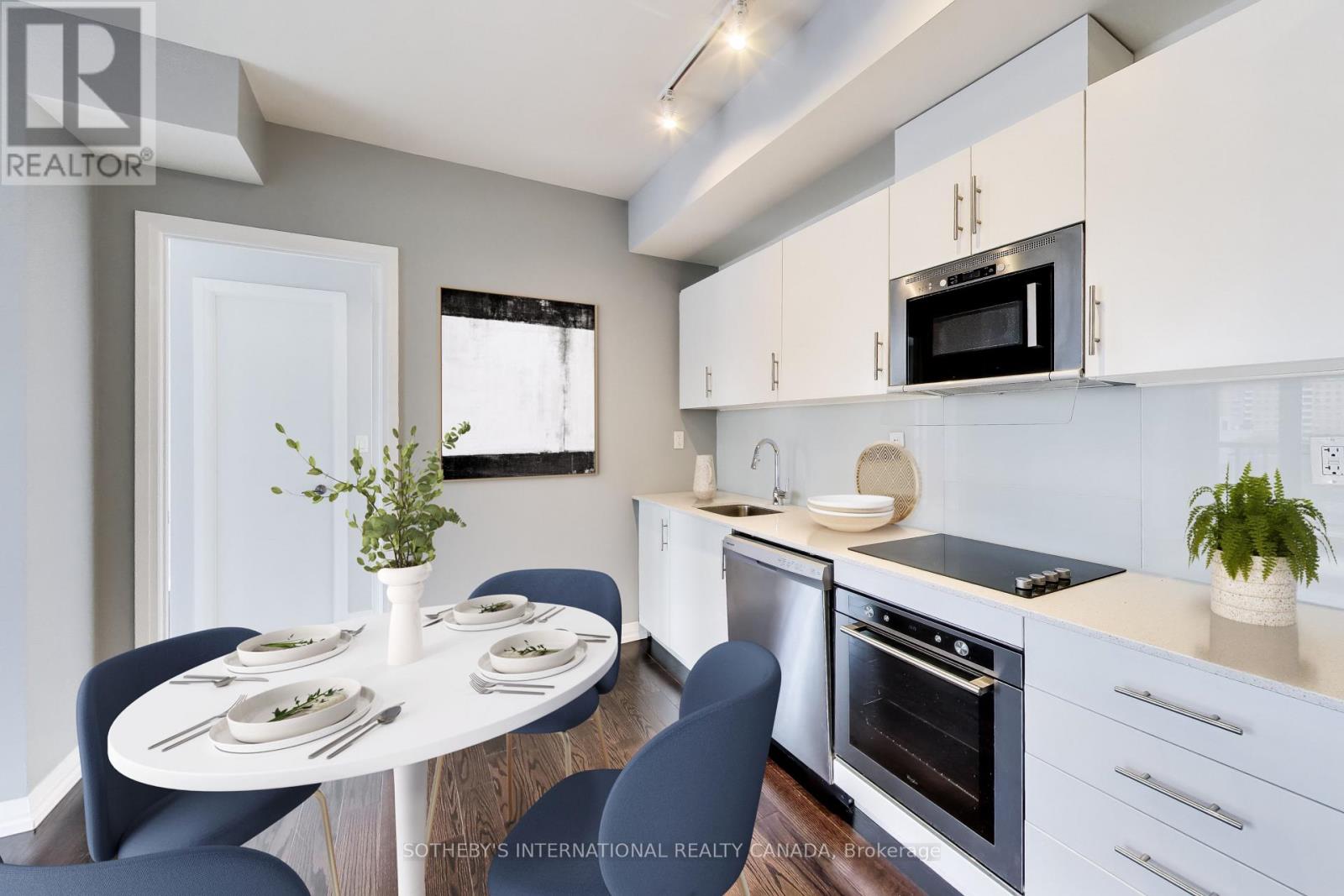 1122 - 460 Adelaide Street E Property Photo 8