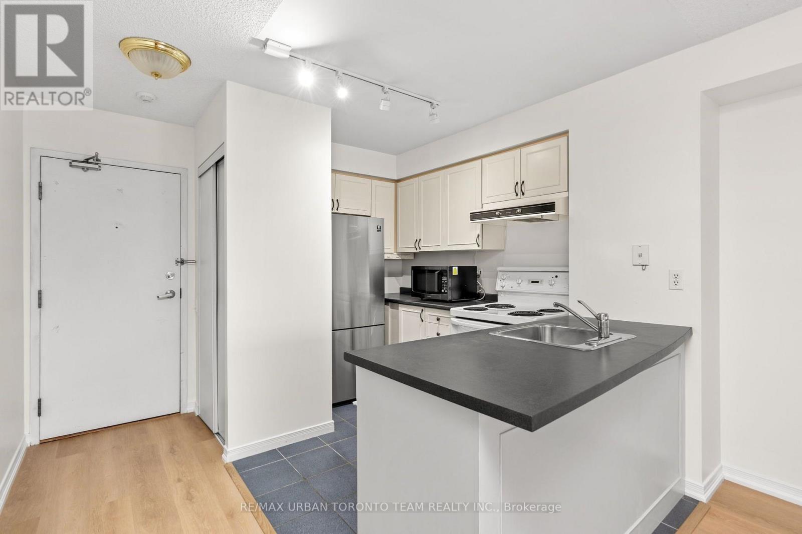 #505 - 140 Bathurst Street Property Photo 8
