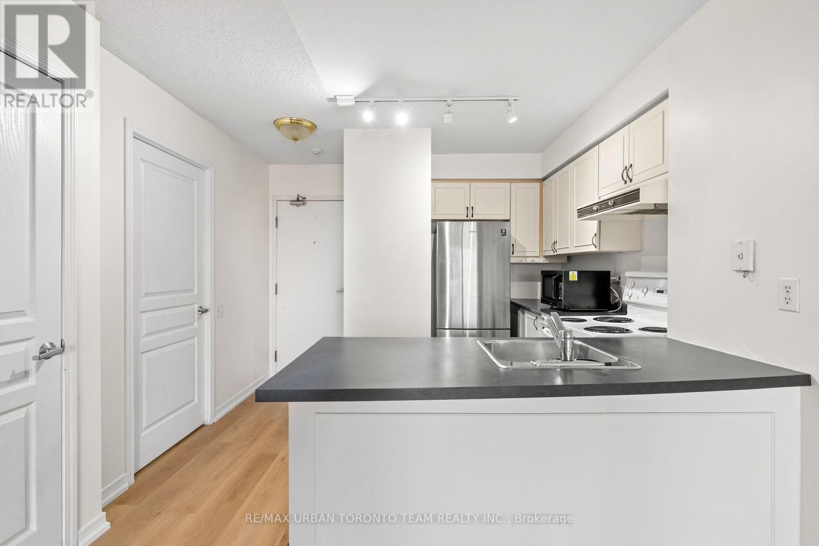 #505 - 140 Bathurst Street Property Photo 9
