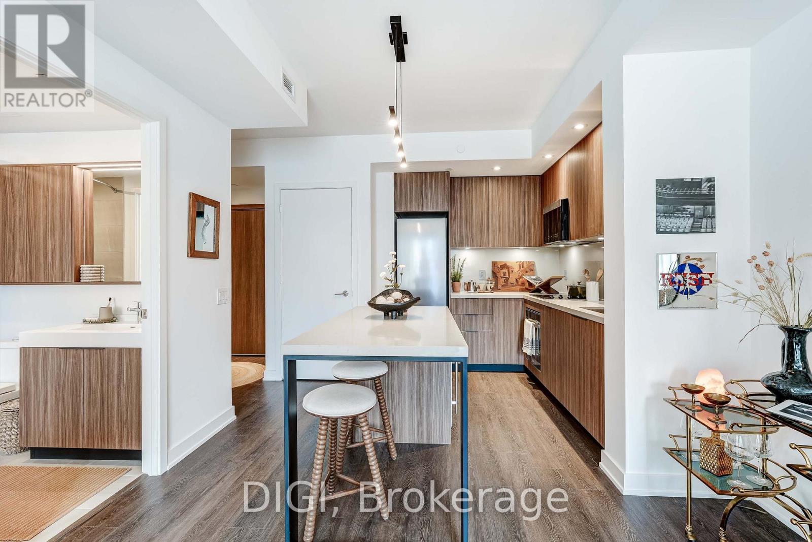 Q702 - 120 Ontario Street Property Photo 2