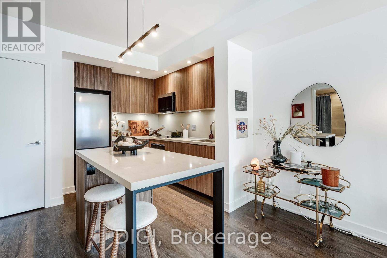Q702 - 120 Ontario Street Property Photo 3