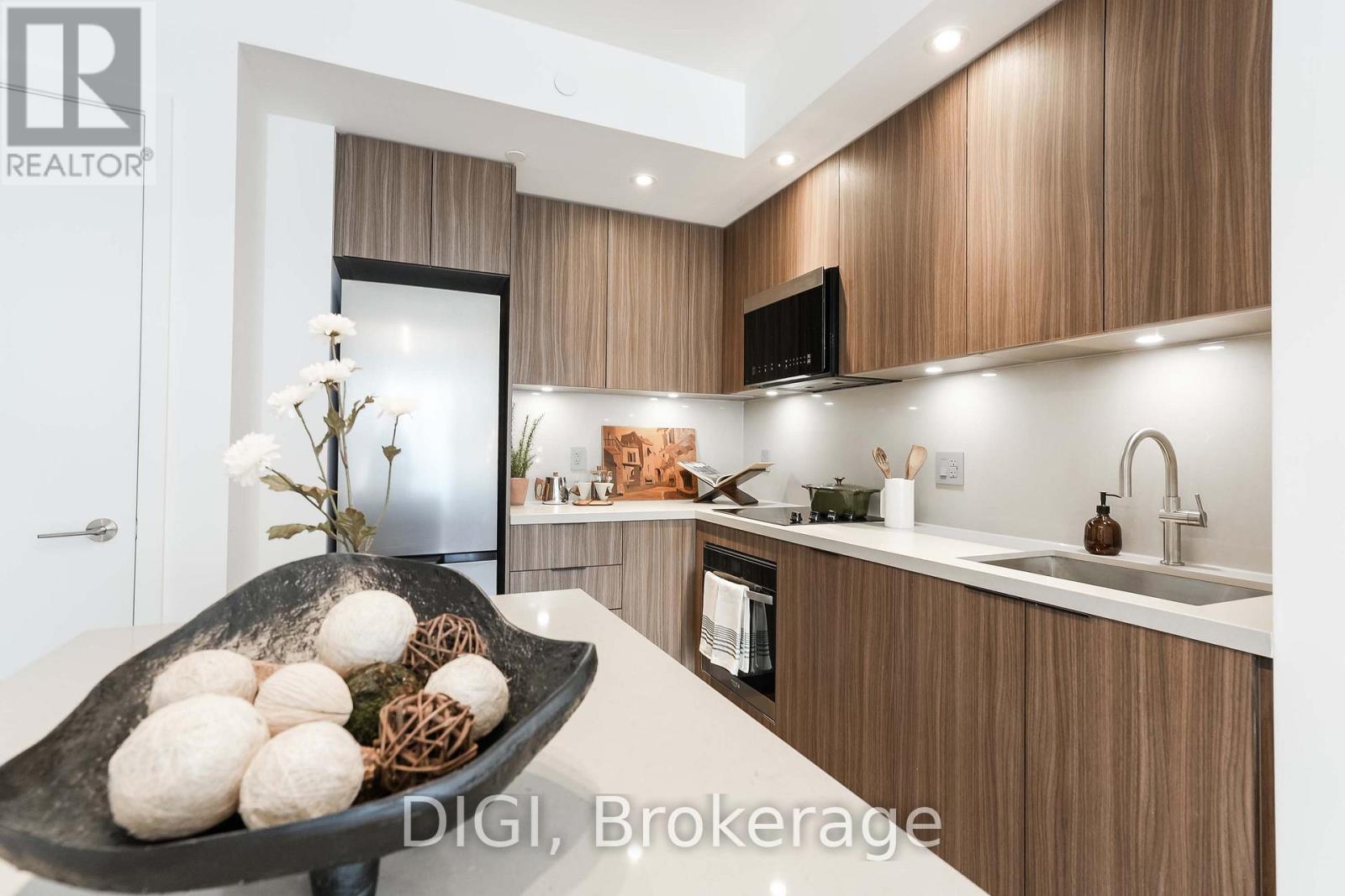 Q702 - 120 Ontario Street Property Photo 5
