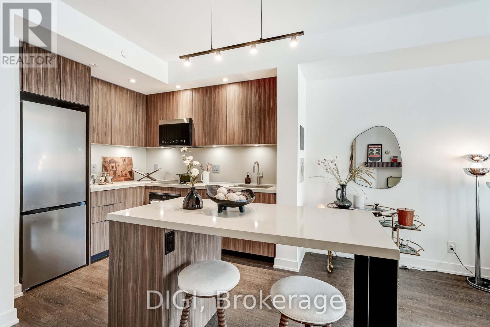 Q702 - 120 Ontario Street Property Photo 6