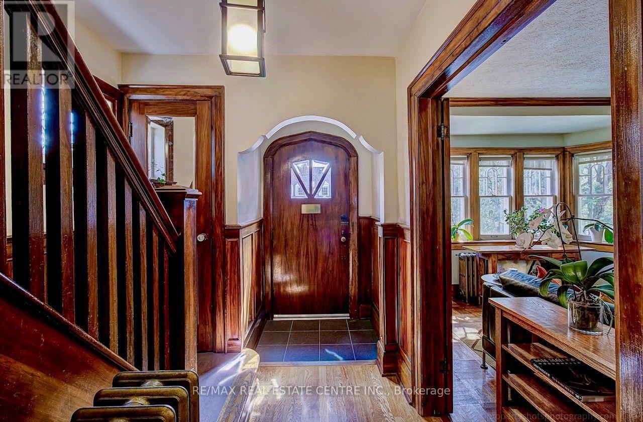 194 Lawrence Avenue E Property Photo 7