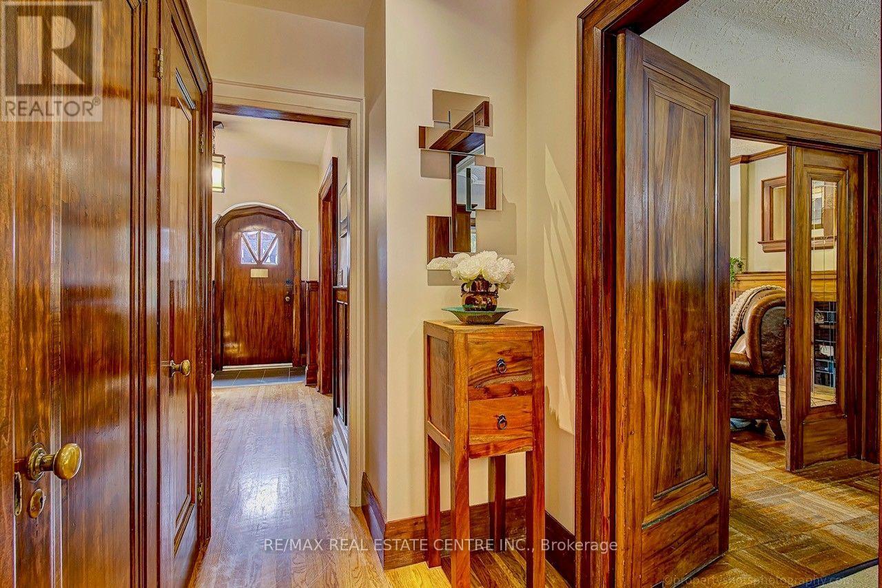 194 Lawrence Avenue E Property Photo 11
