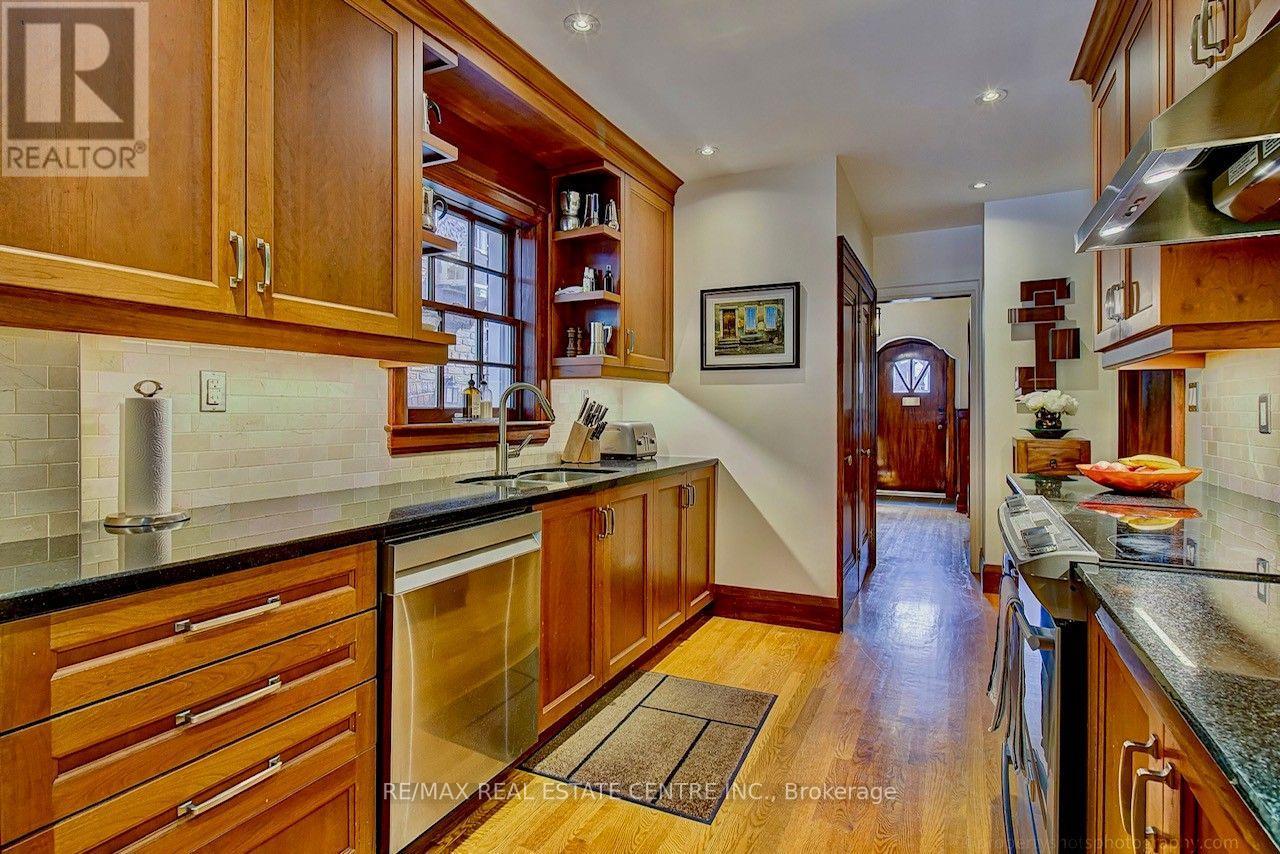 194 Lawrence Avenue E Property Photo 12
