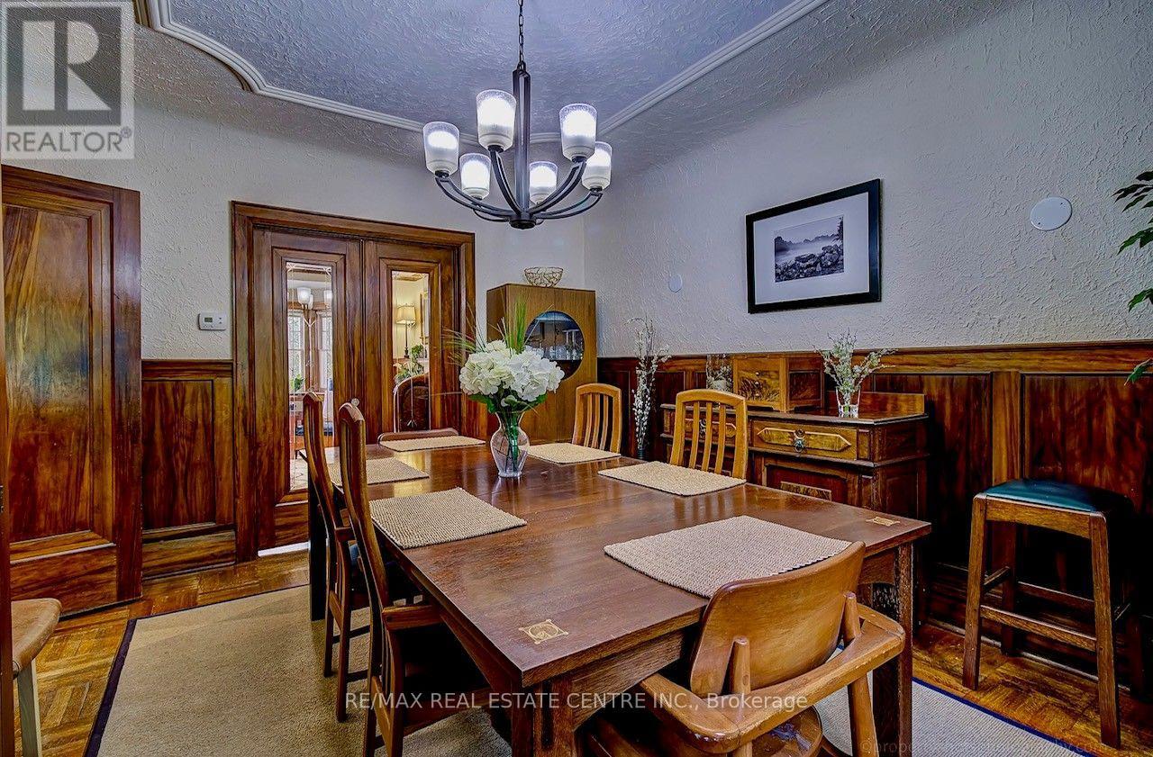 194 Lawrence Avenue E Property Photo 16