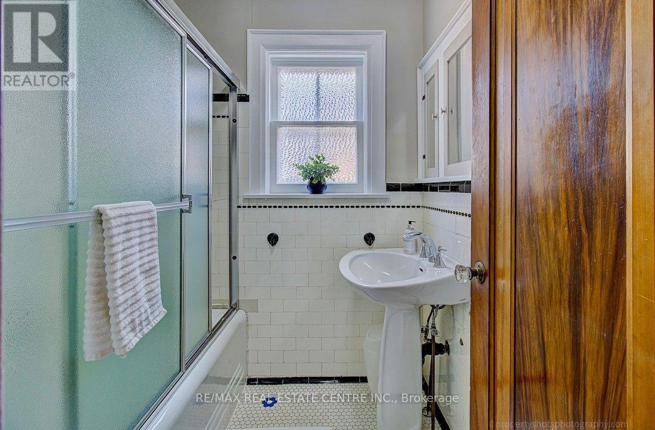 194 Lawrence Avenue E Property Photo 19