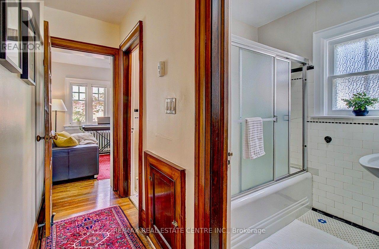 194 Lawrence Avenue E Property Photo 20
