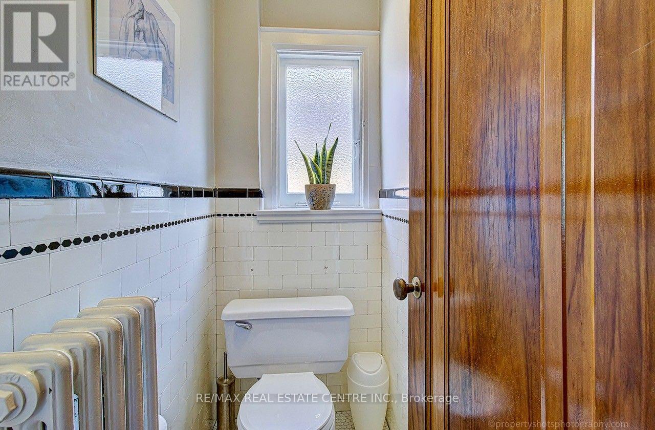 194 Lawrence Avenue E Property Photo 22