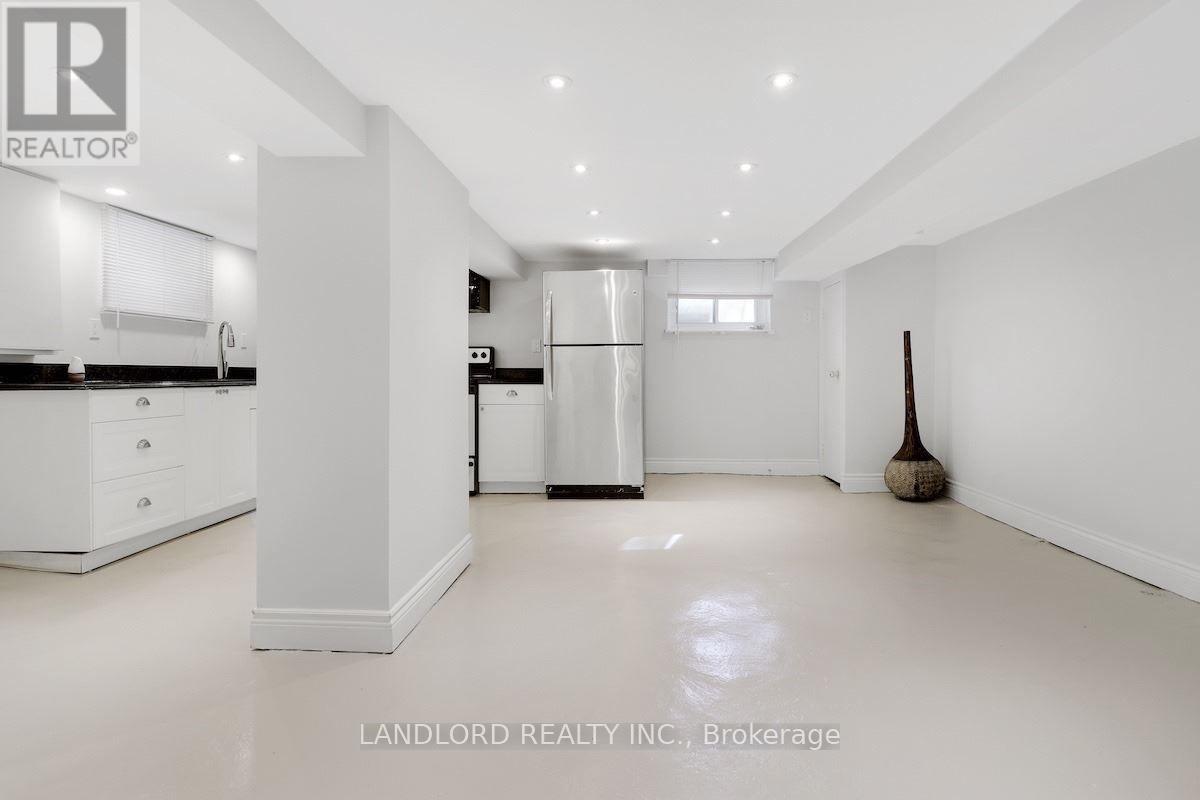 159 Lawrence Avenue W Property Photo 34