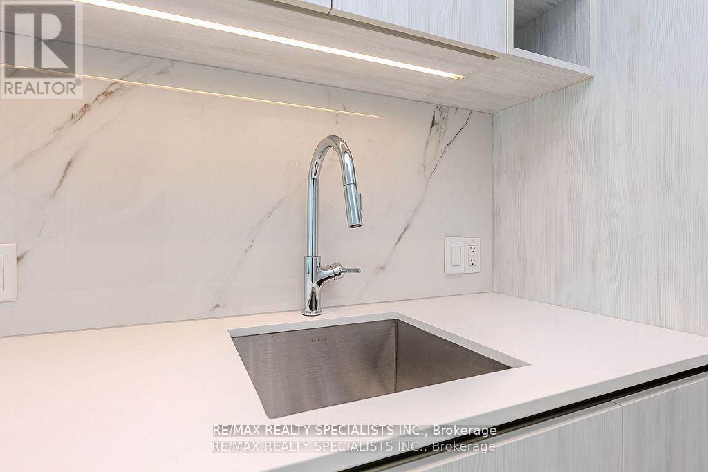 1101 - 8 Wellesley Street W Property Photo 15