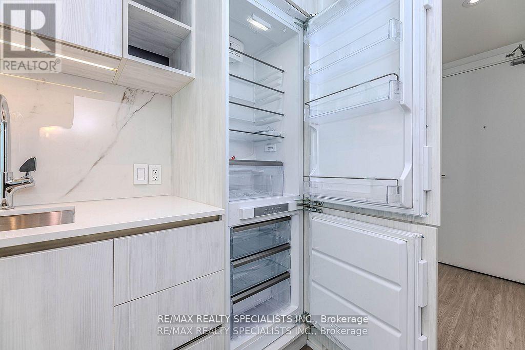 1101 - 8 Wellesley Street W Property Photo 16