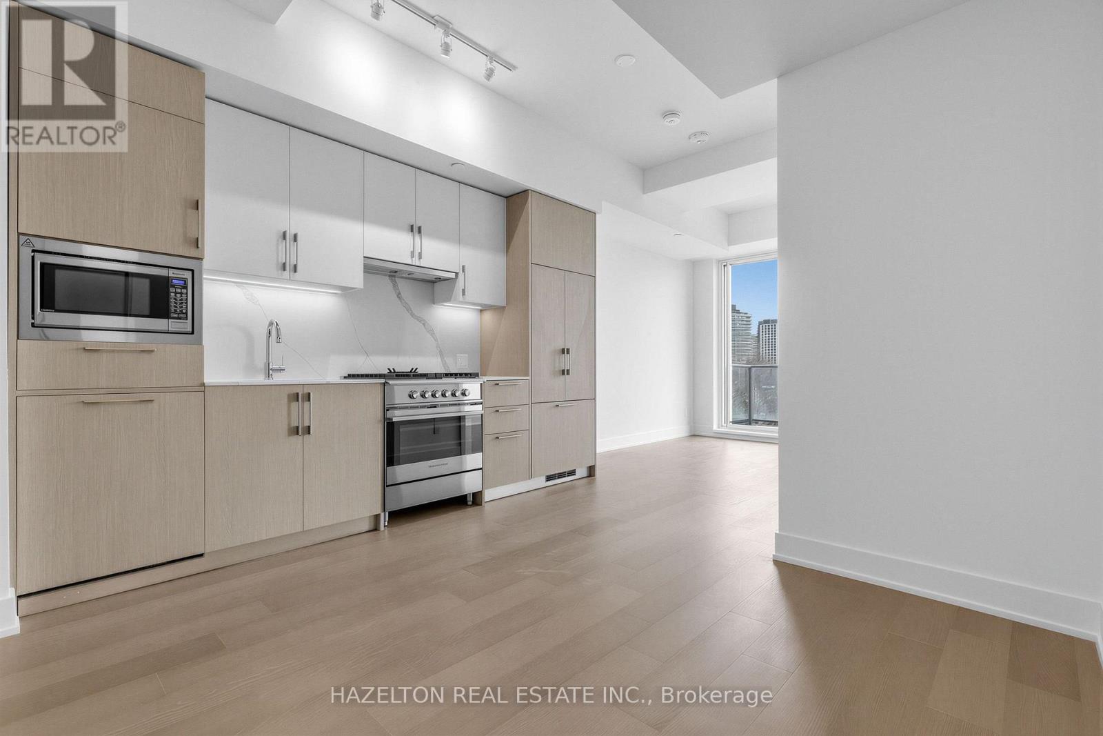 705 - 8 Manor Road W Property Photo 1