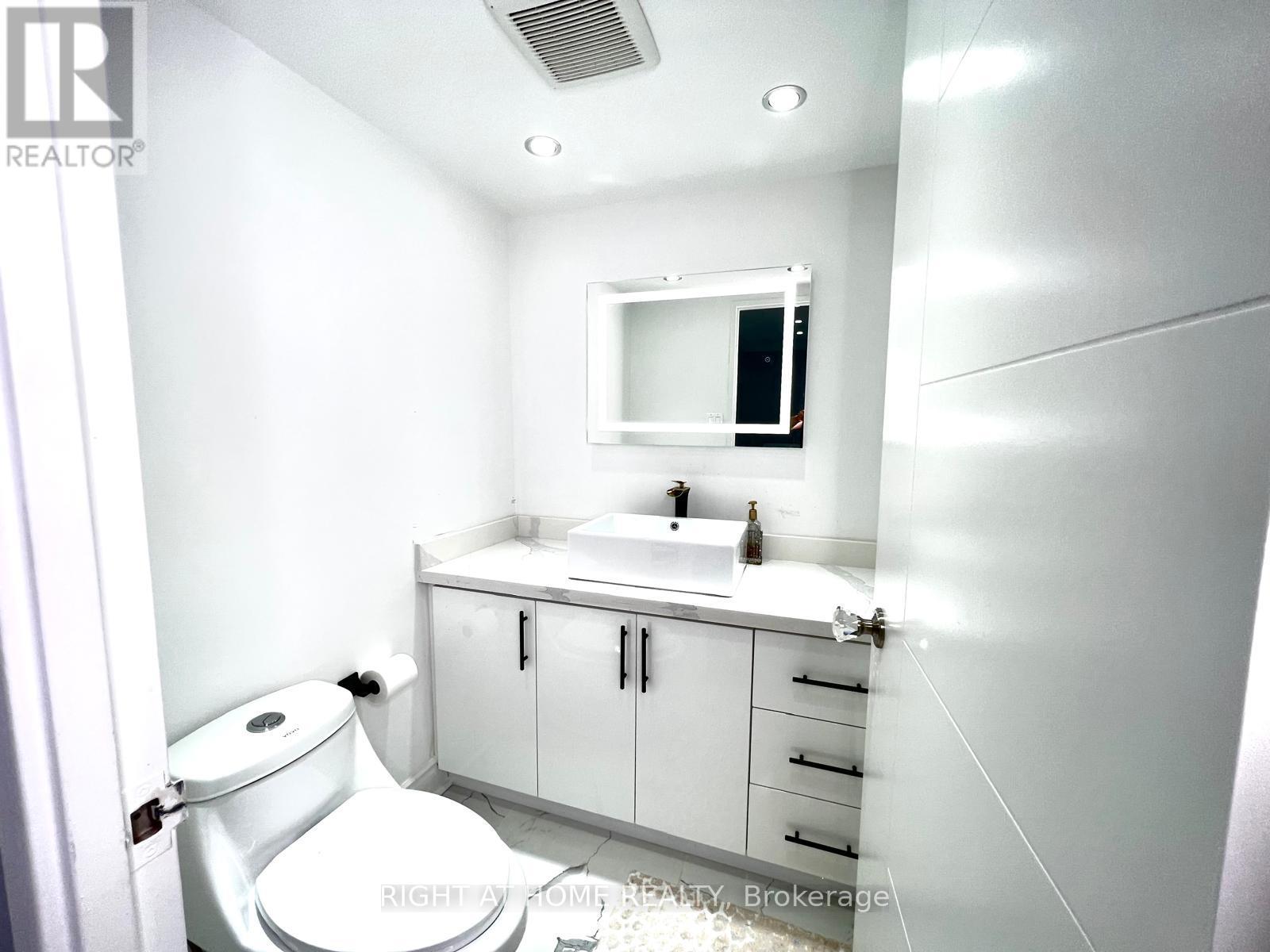 1608 - 75 Graydon Hall Drive Property Photo 6