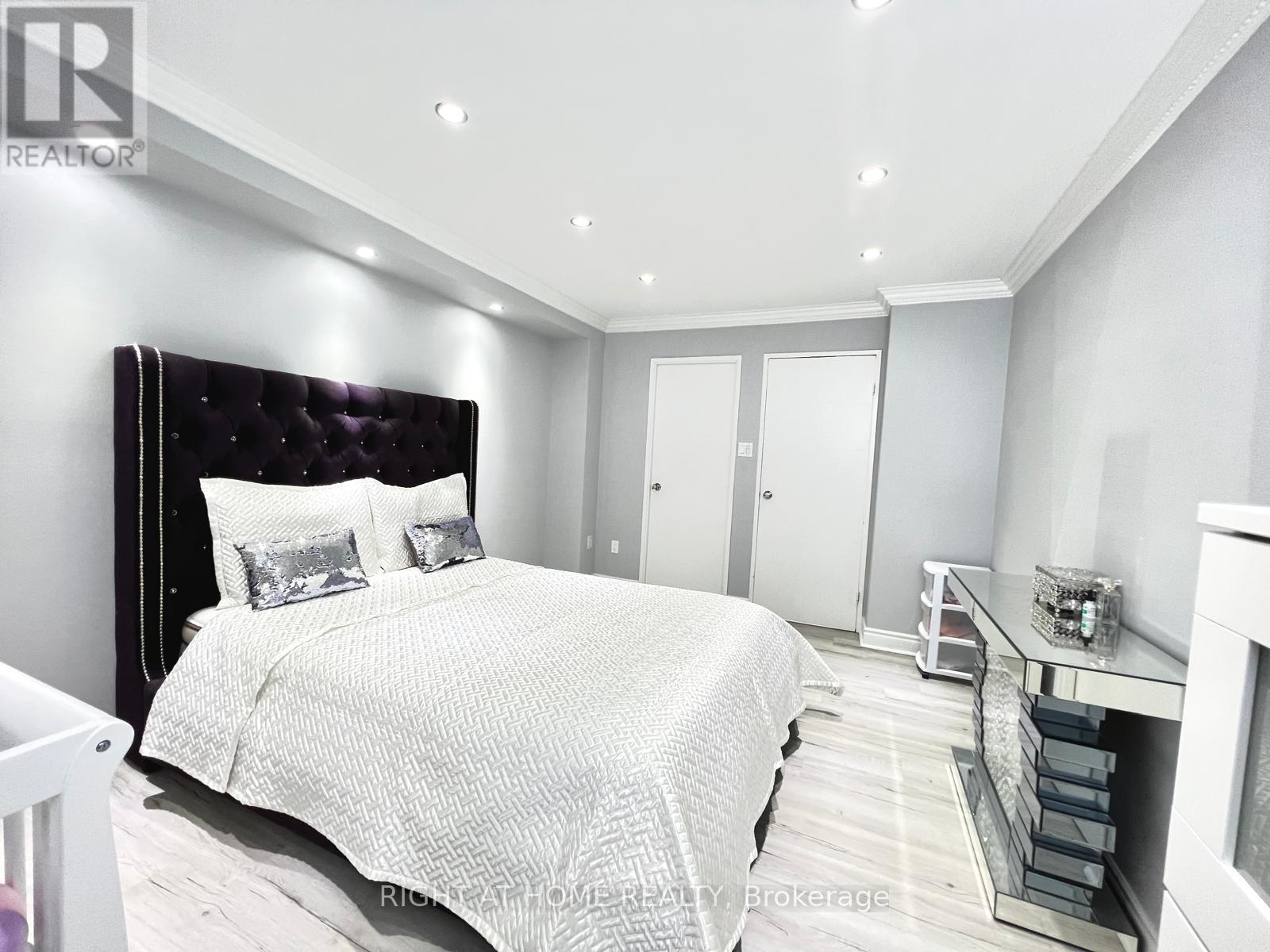 1608 - 75 Graydon Hall Drive Property Photo 13