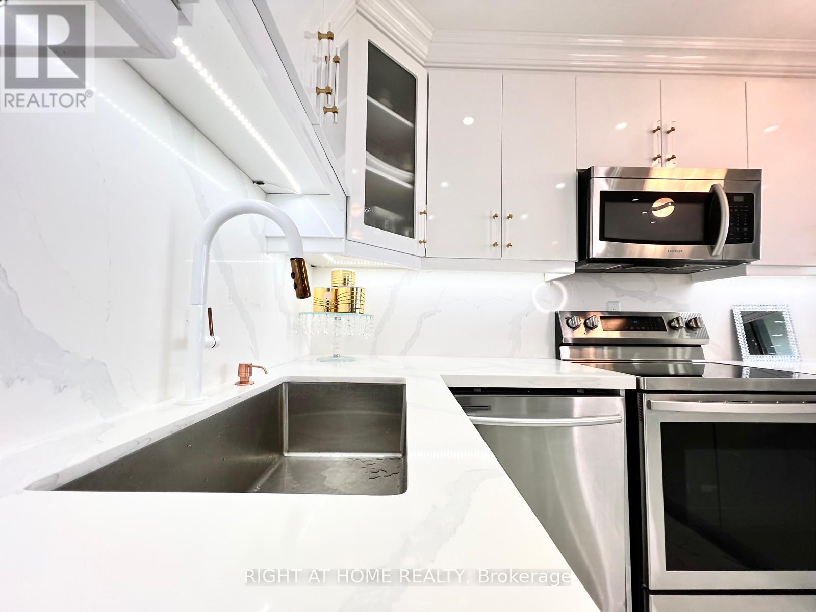 1608 - 75 Graydon Hall Drive Property Photo 14