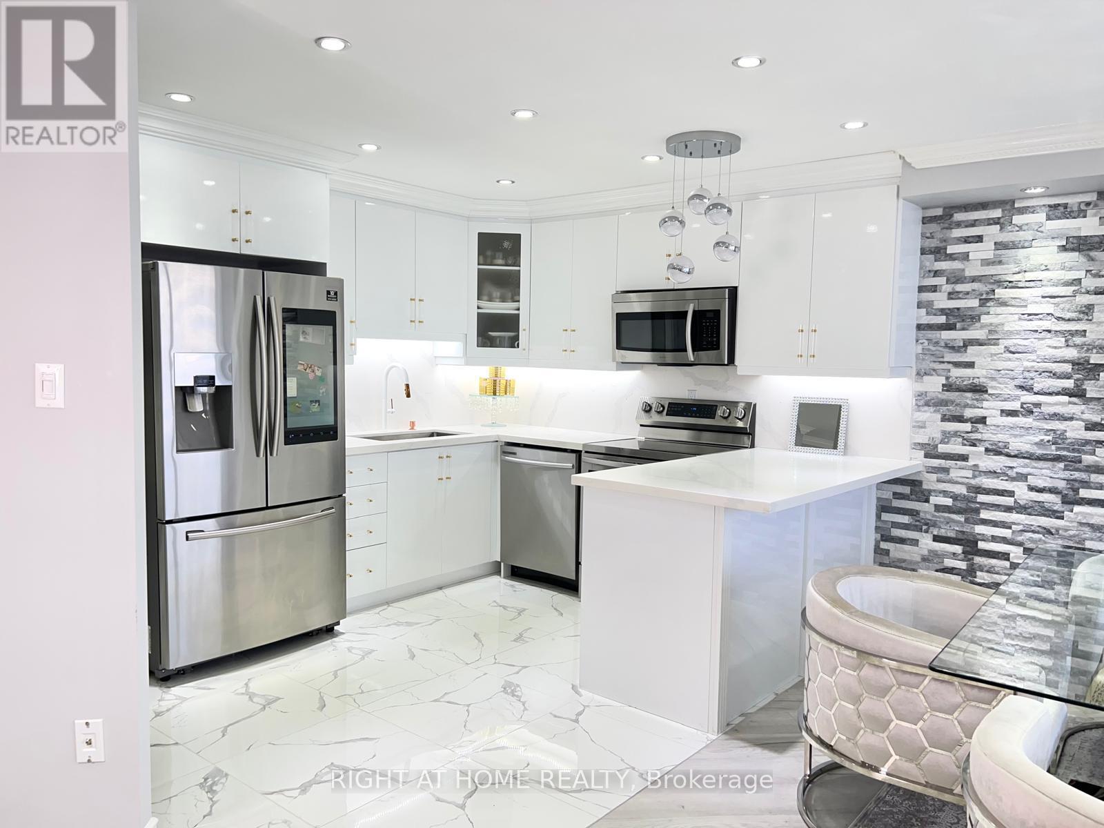 1608 - 75 Graydon Hall Drive Property Photo 15