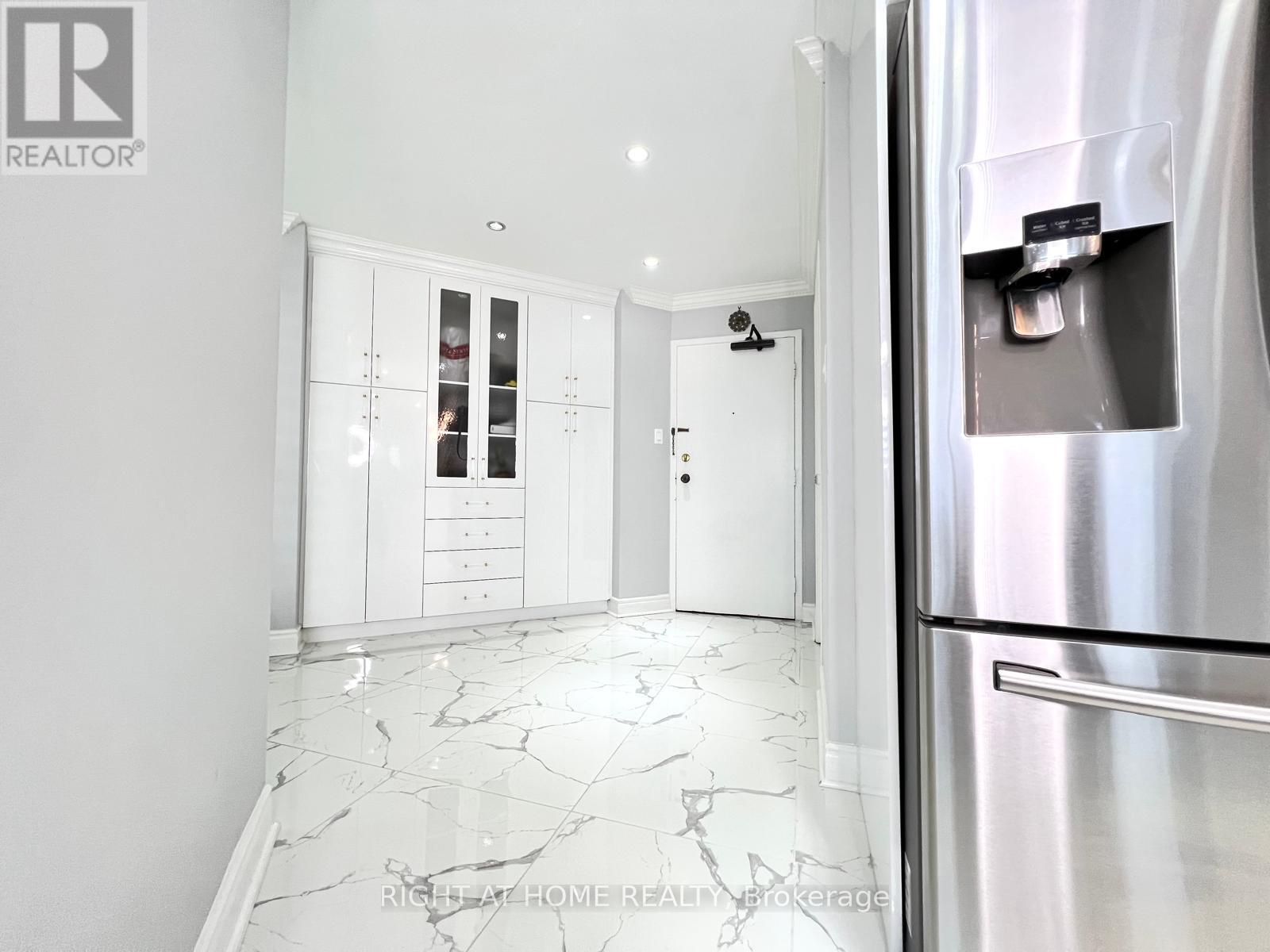 1608 - 75 Graydon Hall Drive Property Photo 23