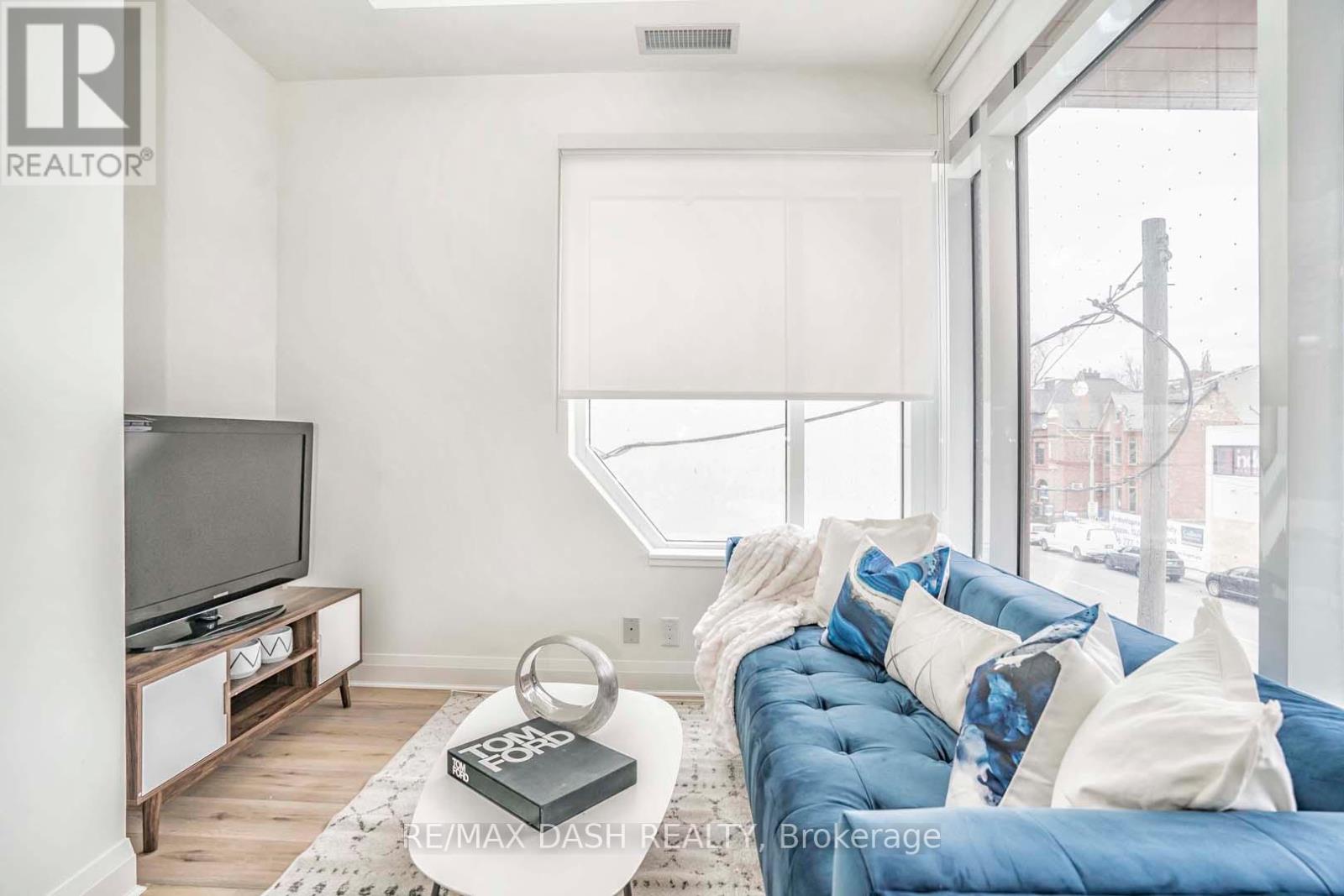 205 - 151 Avenue Road Property Photo 11