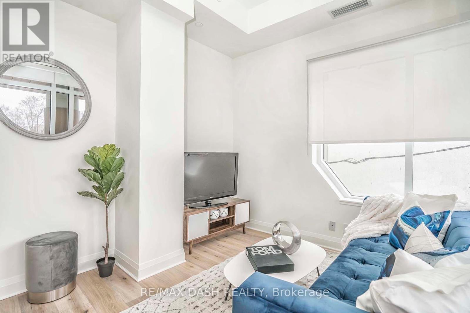 205 - 151 Avenue Road Property Photo 12