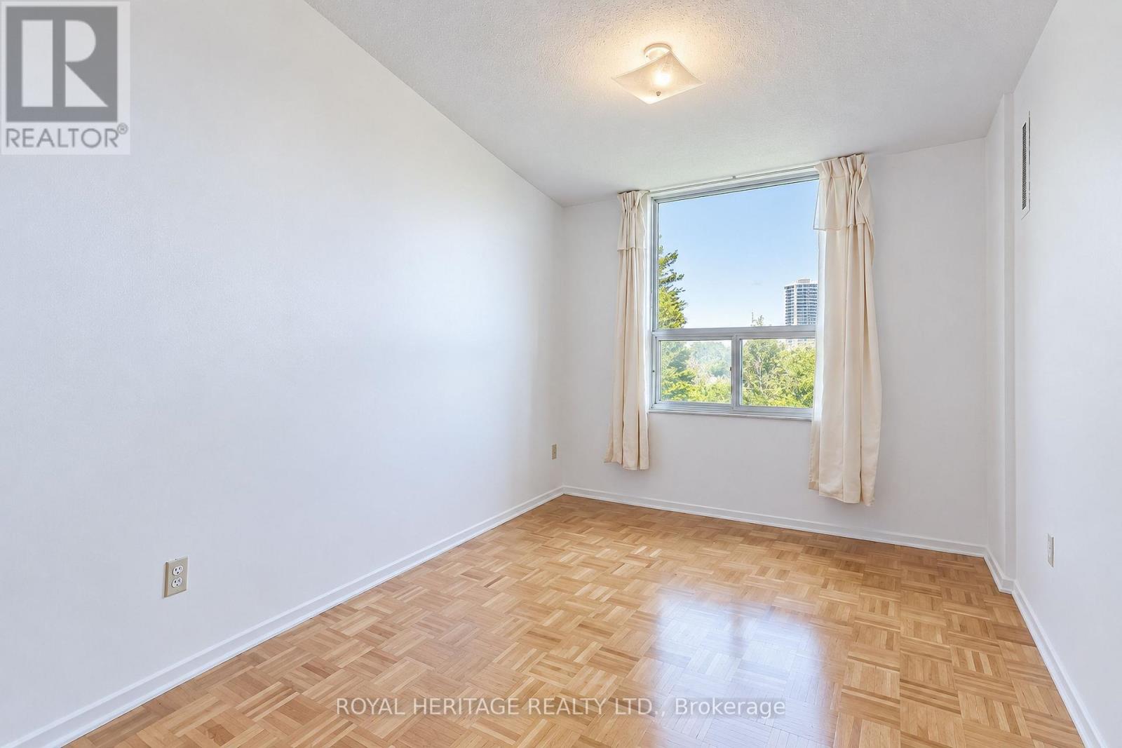 603 - 10 Edgecliff Golfway Property Photo 32
