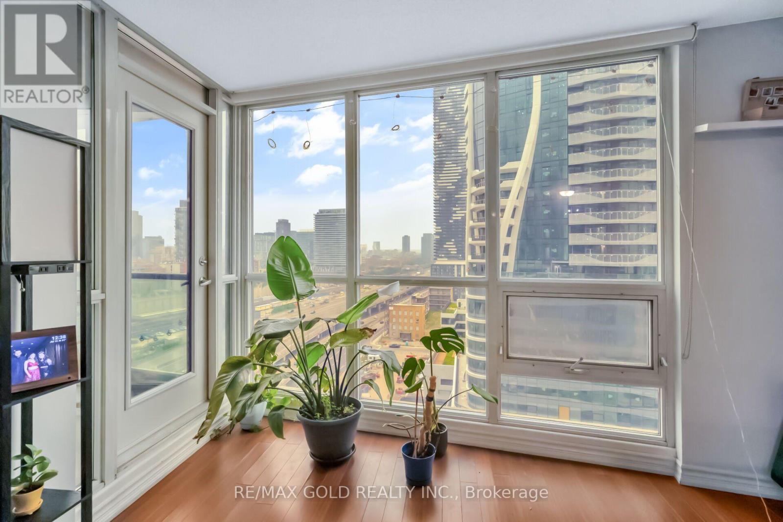 1808 - 16 Yonge Street Property Photo 24