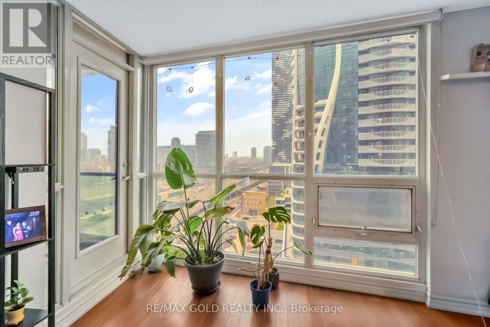1808 - 16 Yonge Street Property Photo 25