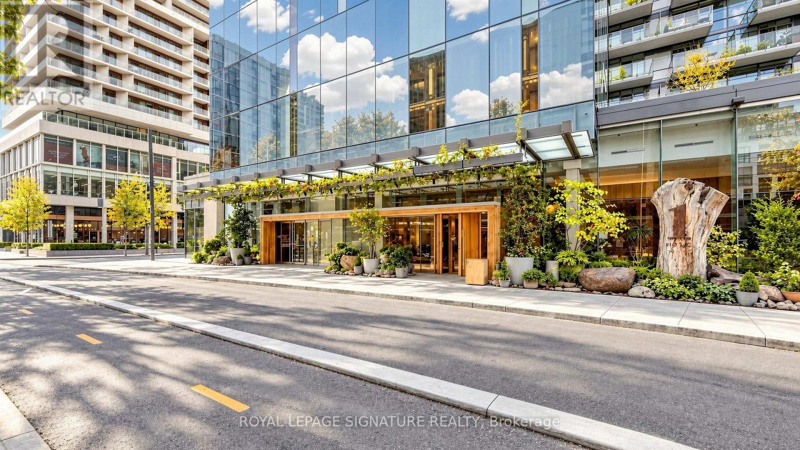 1305 - 552 Wellington Street W Property Photo 3