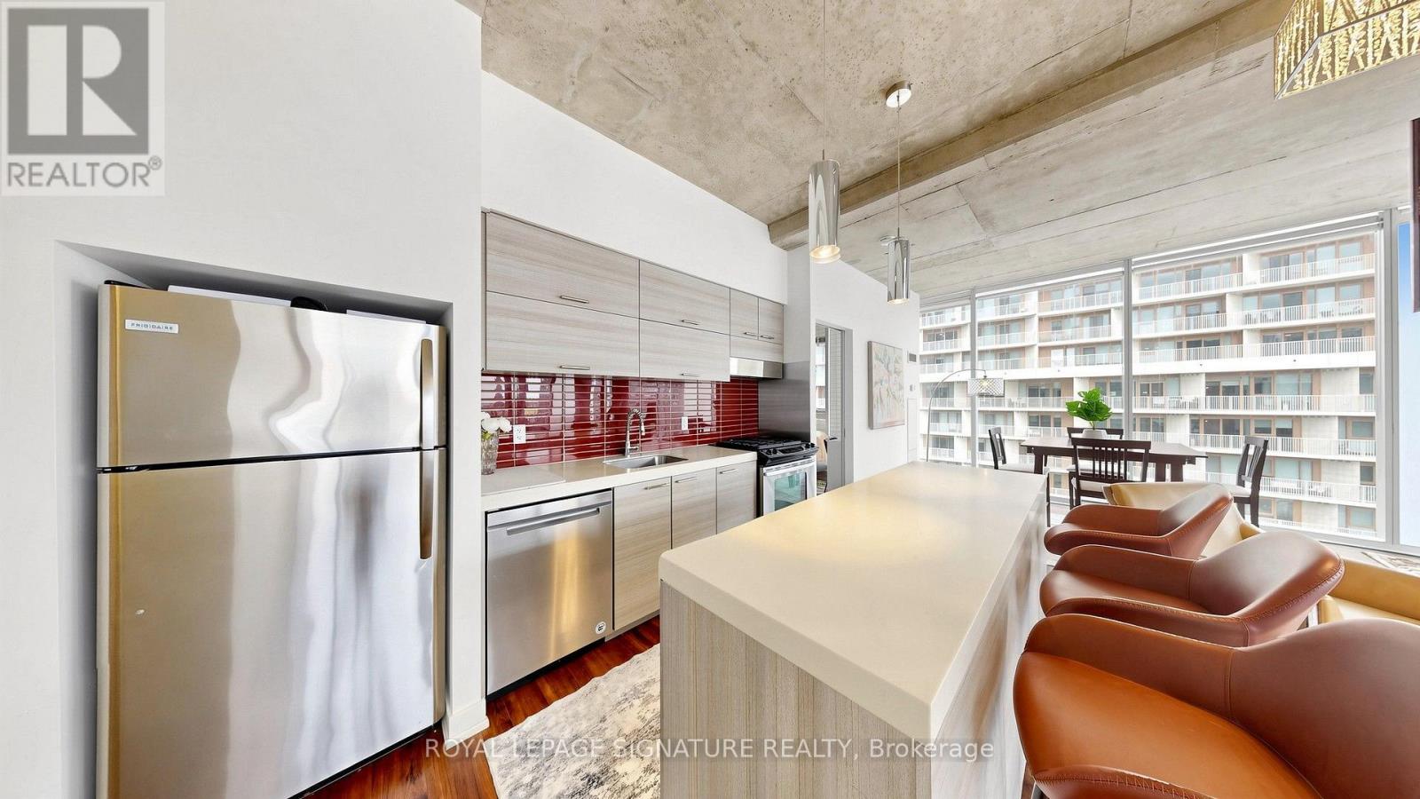 1305 - 552 Wellington Street W Property Photo 10