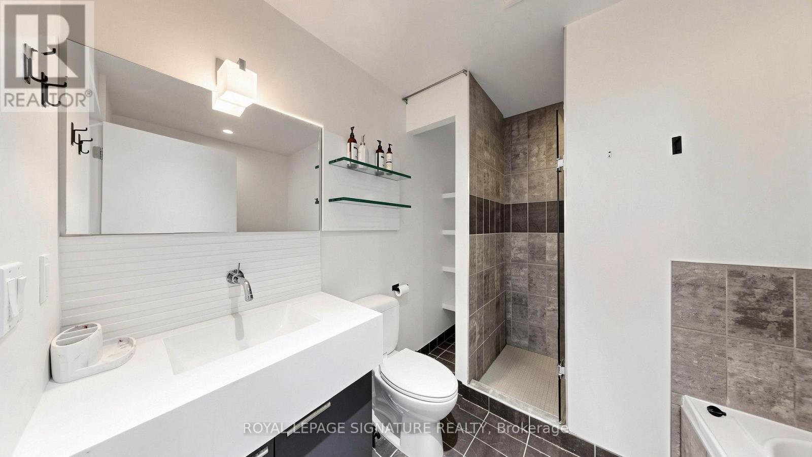 1305 - 552 Wellington Street W Property Photo 24