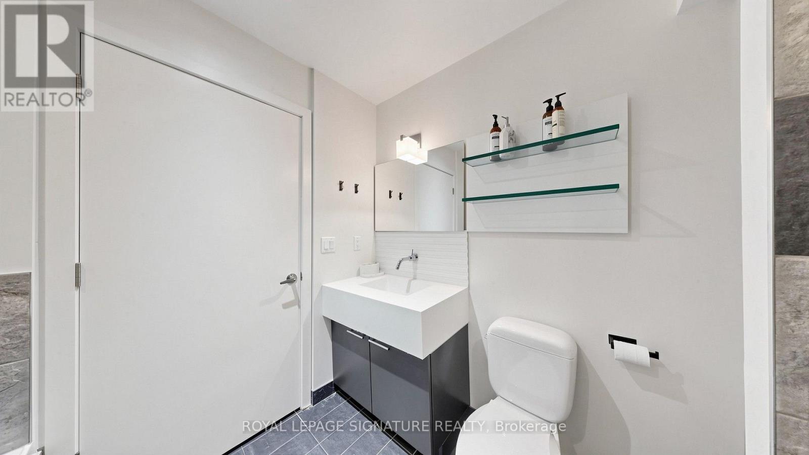 1305 - 552 Wellington Street W Property Photo 34