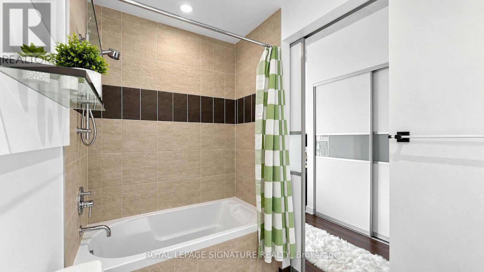 1305 - 552 Wellington Street W Property Photo 36