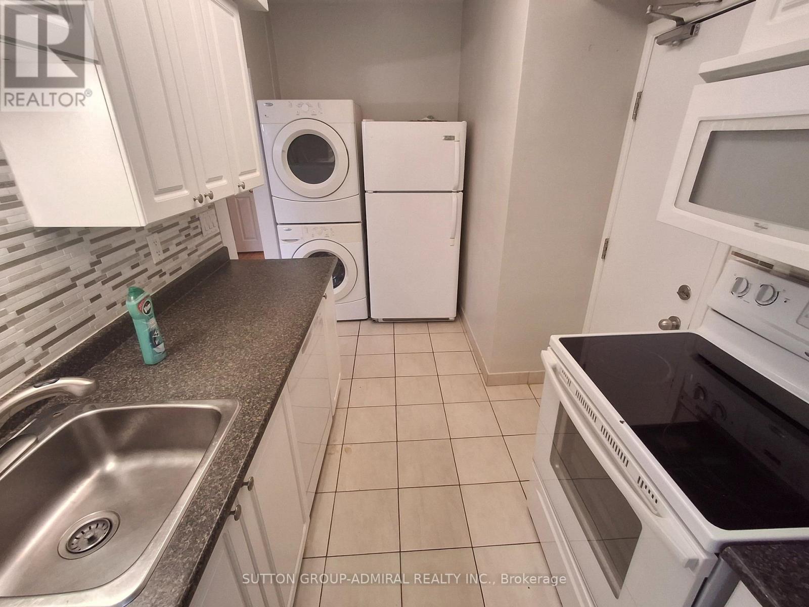 #1 - 1220 Avenue Road Property Photo 6